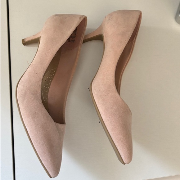Light pink velvety small heel. - Picture 7 of 9